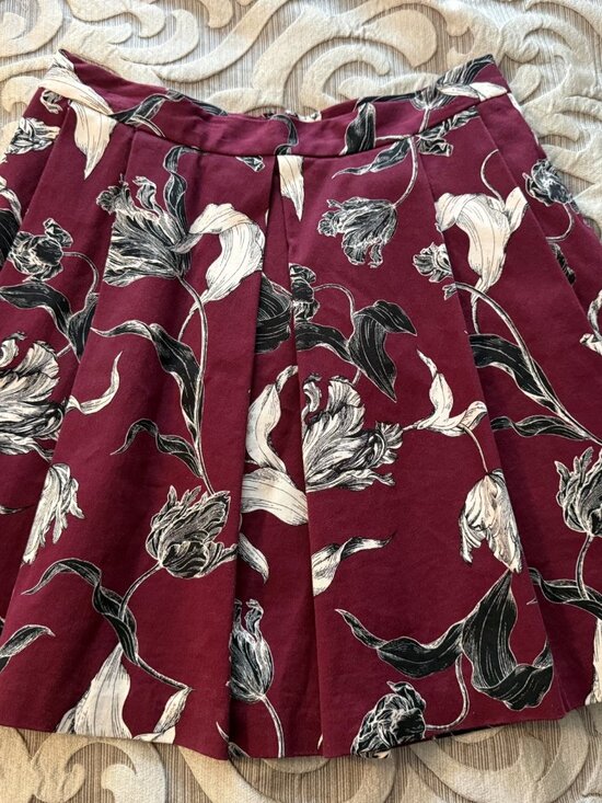 Banana Republic Dresses & Skirts - Banana Republic Burgundy Floral Pleated Skirt Lined 6 Petite Black White Tulip